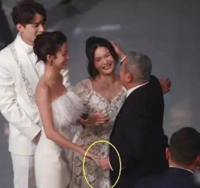 曾志伟的经典“小动作”​​​