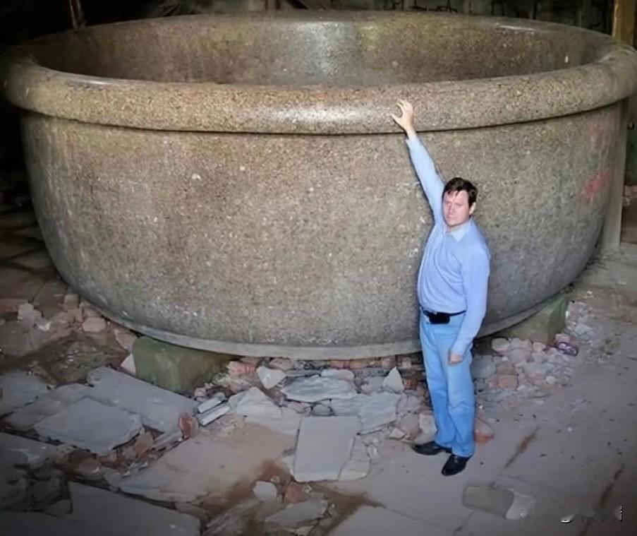 俄罗斯沙皇亚历山大一世的巨型浴缸；位于俄罗斯圣彼得堡巴博洛夫斯基宫。巴博洛夫