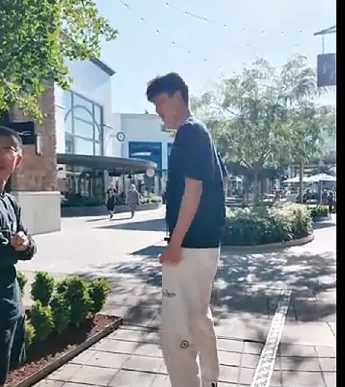 杨瀚森新发型亮相，感觉还可以更精神点！杨瀚森最近在波特兰，理了发，租了房