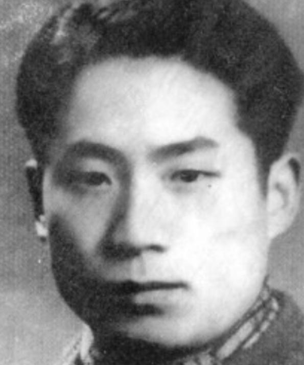 1948年4月18日，地下党员李维嘉接完头，正要回家，一个小姑娘却偷偷朝他摆手，