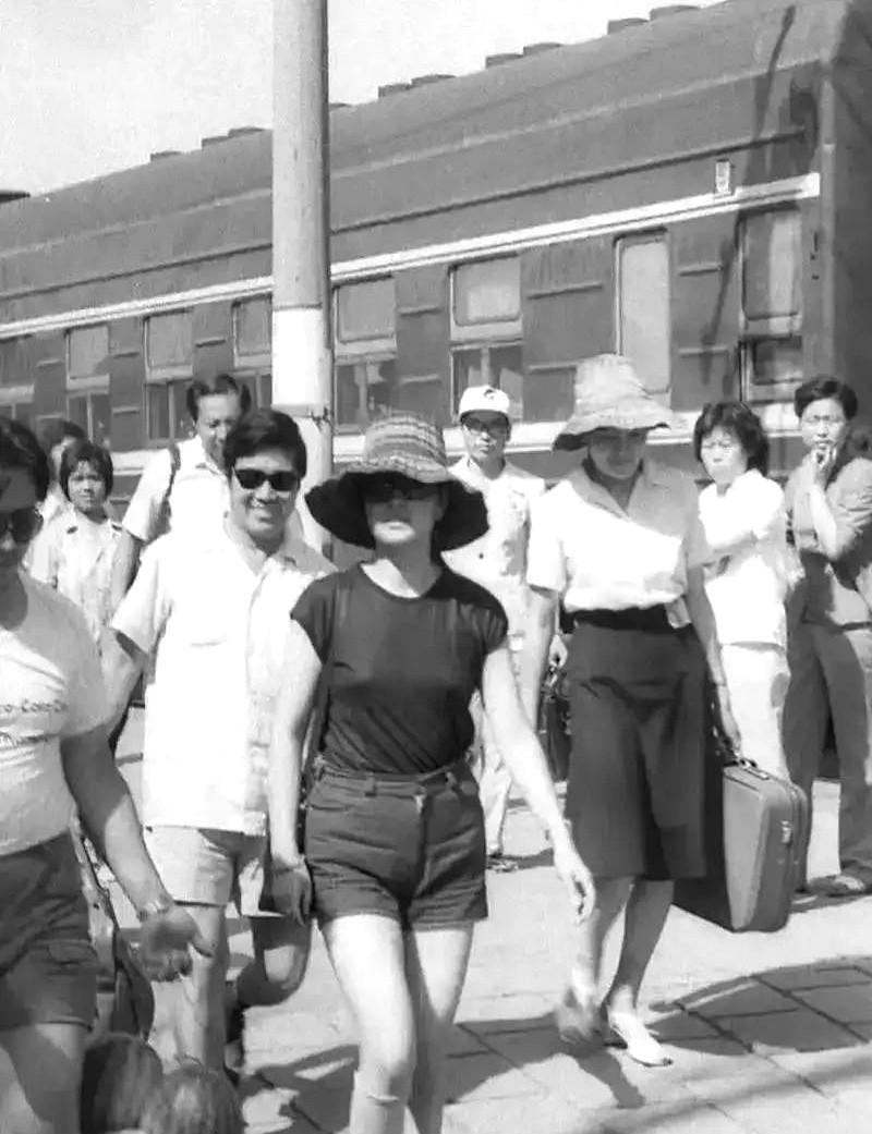 八十年代大明星走穴，邀约都排到半年后了！一张刘晓庆的老照片，信息量太大了。当