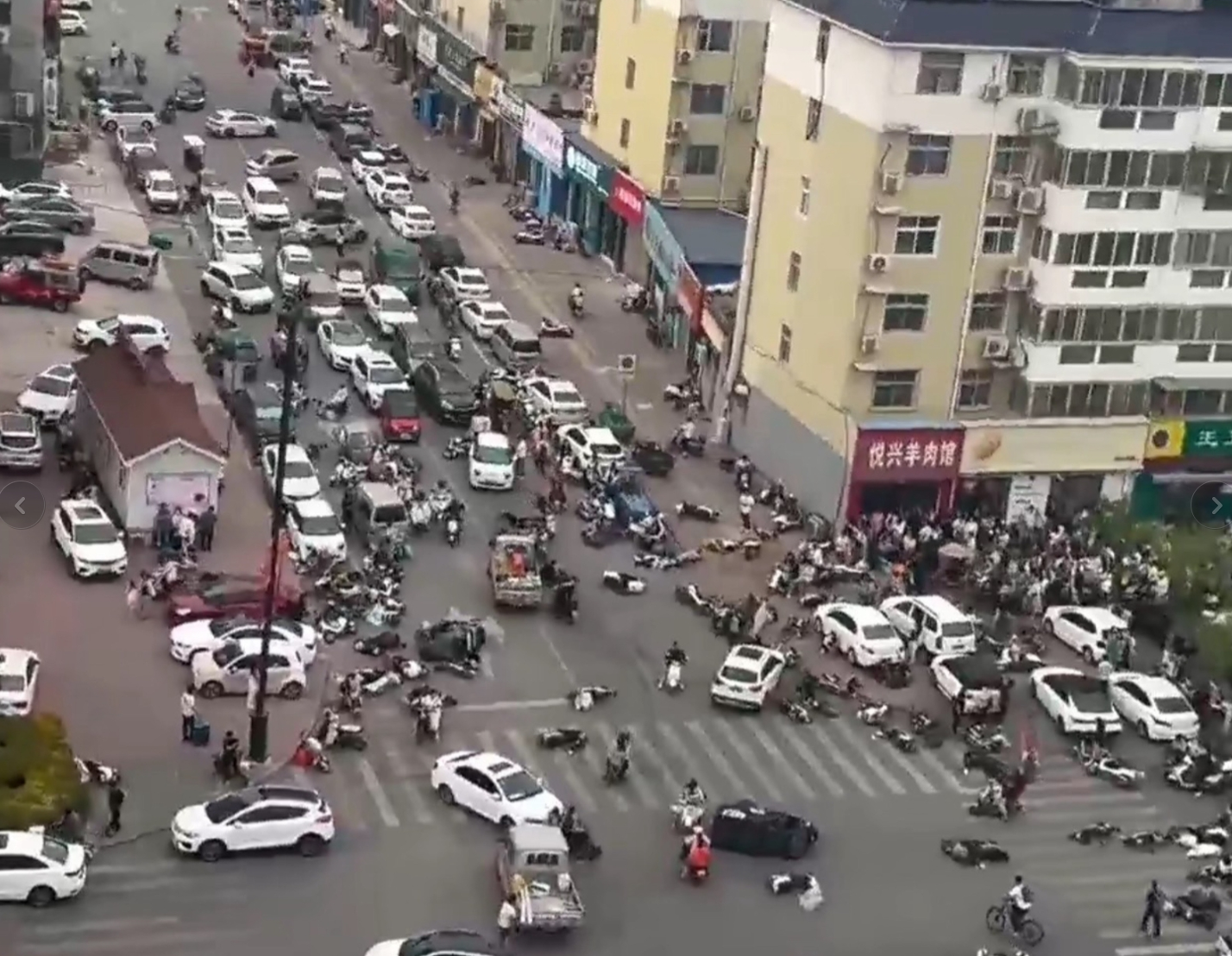 这是哪里？发生了什么？