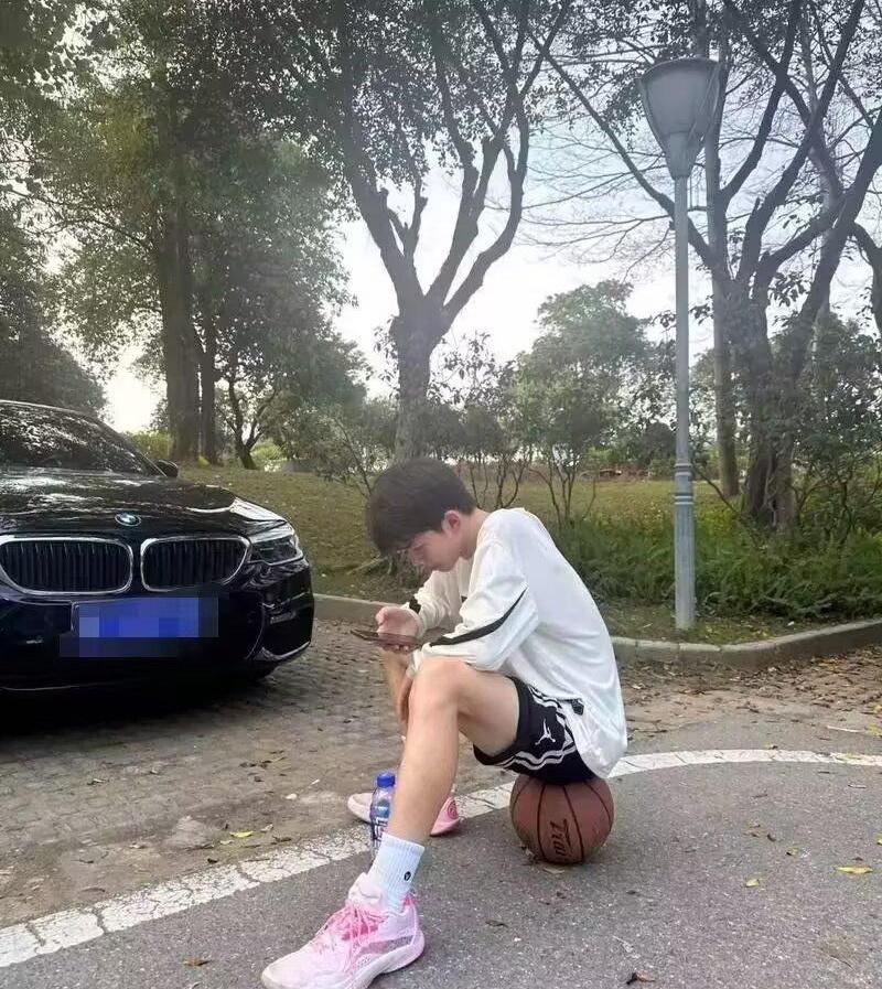 晚上十点整，陌生号码突然打进来，张口就喊“妈”，谁能想到，这电话还是借来的？昨
