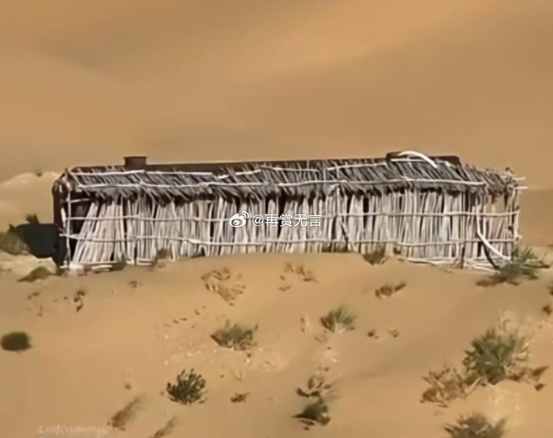 无人机在沙漠拍到的画面令人费解：一座酷似茅草屋的建筑里，竟藏着一个巨大的铁皮罐，