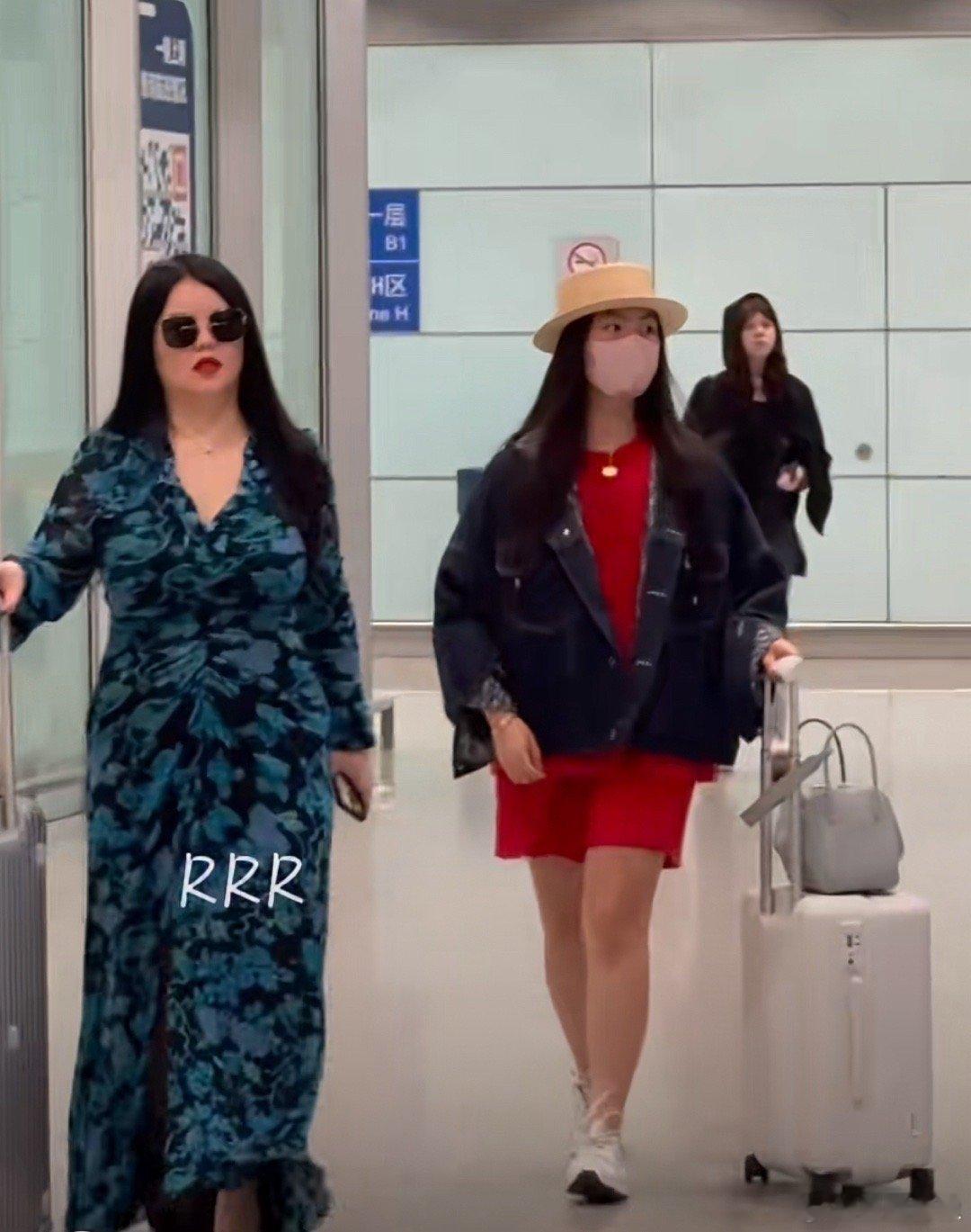 李湘带着王诗龄旅完游回家了，湘姐也是越来越霸气了​​​