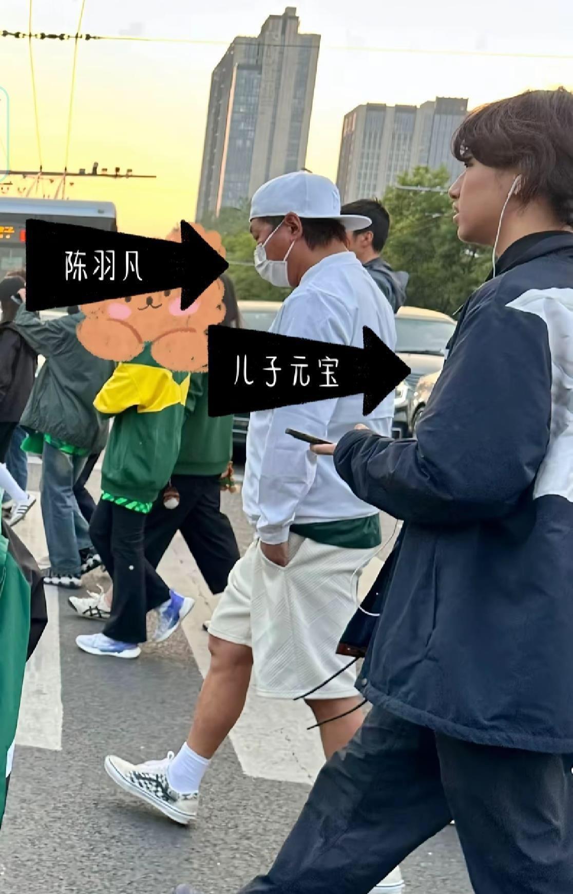 陈羽凡封杀六年后罕见带17岁儿子现身！儿子元宝身高已超1米8，扎着小辫子，个性十
