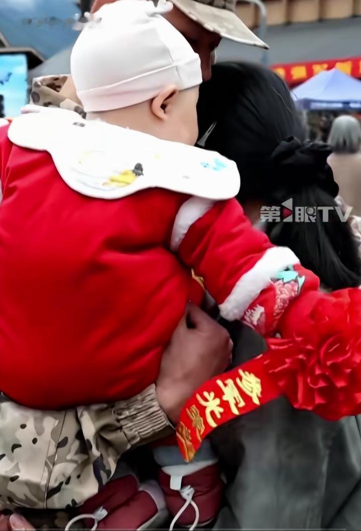 破防！重庆一位小伙光荣入伍，奔赴军营。临行前，妻子抱着只有6个月大的女儿，含泪送