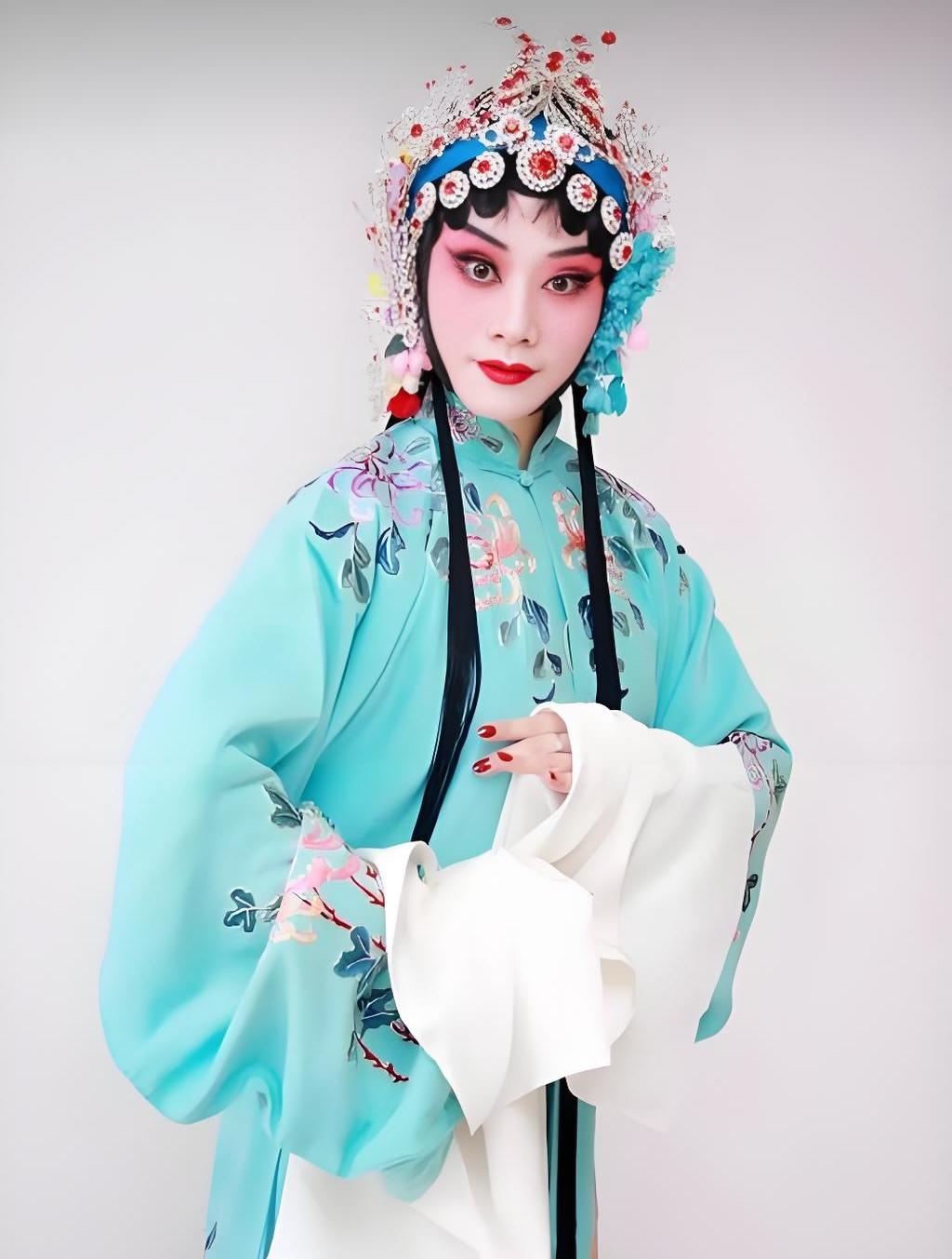 京剧唱的是:王、权、富、贵；黄梅戏唱的是:儿、女、私、情；那河北梆子唱的