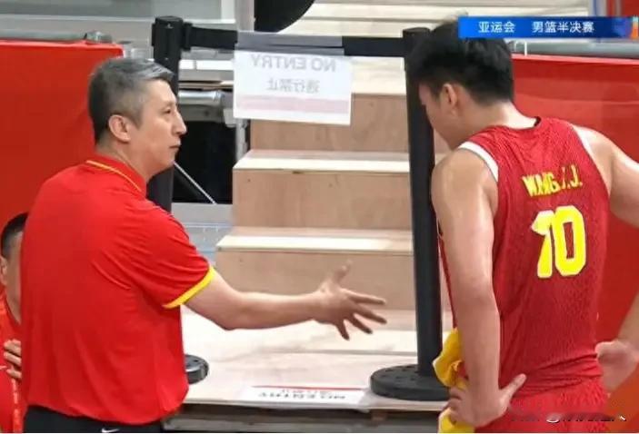 918之夜，中国队被打爆，实在看不下去了，第三节已经落后32分。关上电视，不去看