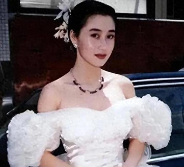 如果李连杰没和黄秋燕离婚，现在李住院黄会在床边照顾。利智肯定不照顾。 年轻时