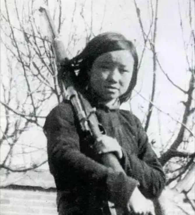 抗日战争中，勇敢的中国姑娘刘杰英，把一名鬼子的头直接摁进了一锅沸腾的开水中，然后