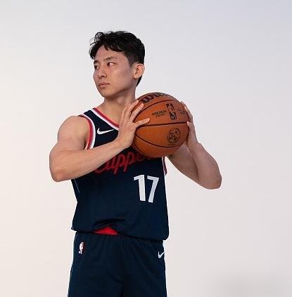 体测运球投篮18中17，CBA第一。转头季前赛8中1，三分7中1。徐杰在评论区回了句“对对对”。广东