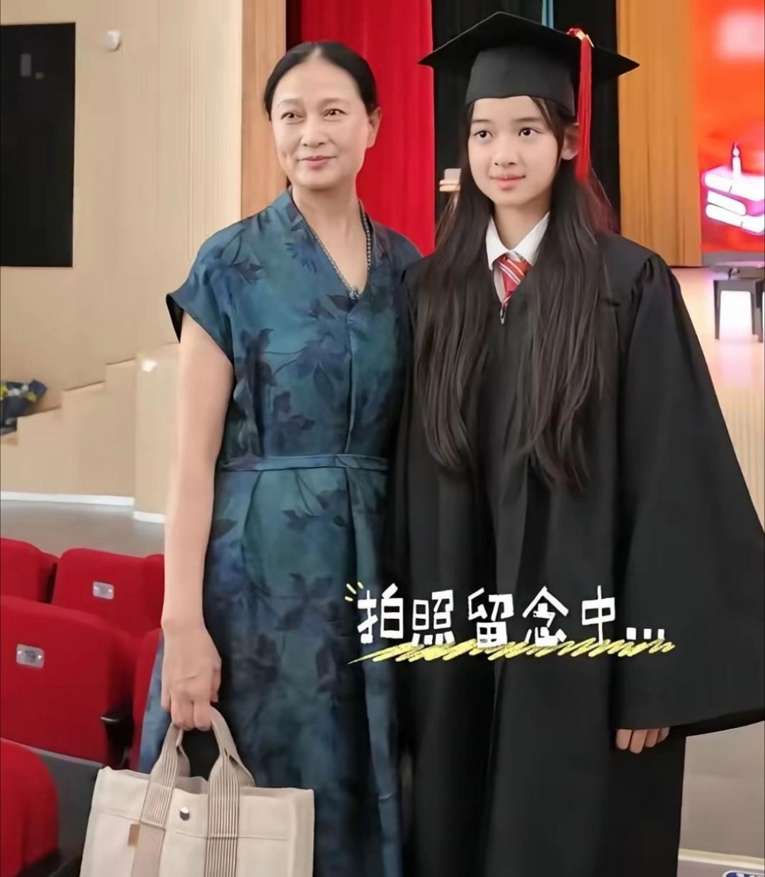 聂远老婆参加大女儿小学毕业典礼，3岁二胎女儿露脸，一双大眼睛好萌。12岁聂子一上