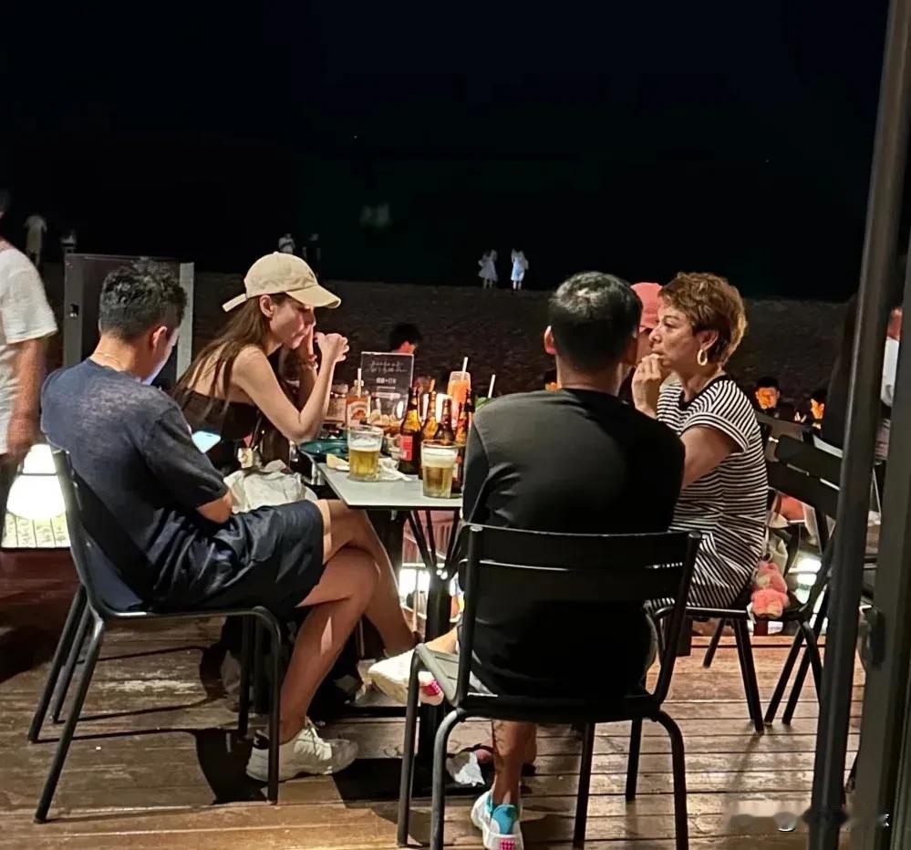 有没有发现曾经一家人其乐融融，婆媳关系融洽的场景，再也没有出现过了。二汪放假回