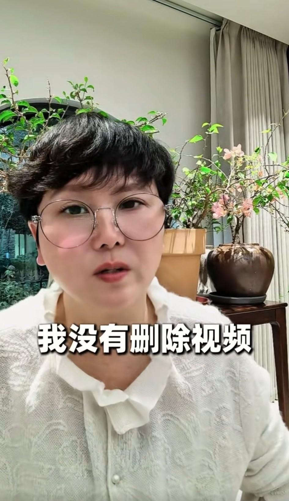 被指“捏造”大学生寄5个花圈给尊界车主的博主“轻轻”，发了一个时长7分35秒的视