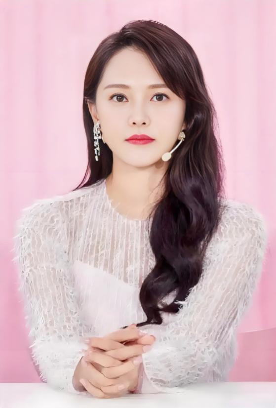 伊能静说:“我44岁时，在台北买了一栋一千万的大房子，带有花园，把我的妈妈和两个