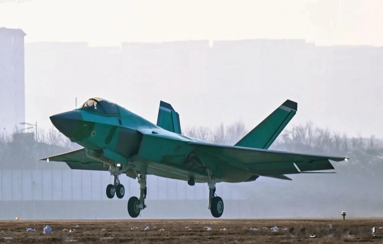 绿皮J-35新年第一飞，有双轮前起落架，还有牵引钩，折叠机翼，不可收放的龙伯透镜