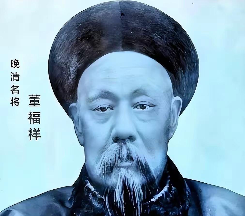 1895年深秋的西宁，寒风卷着沙砾刮过城墙，把城下数千人的哭喊声撕得支离破碎。回