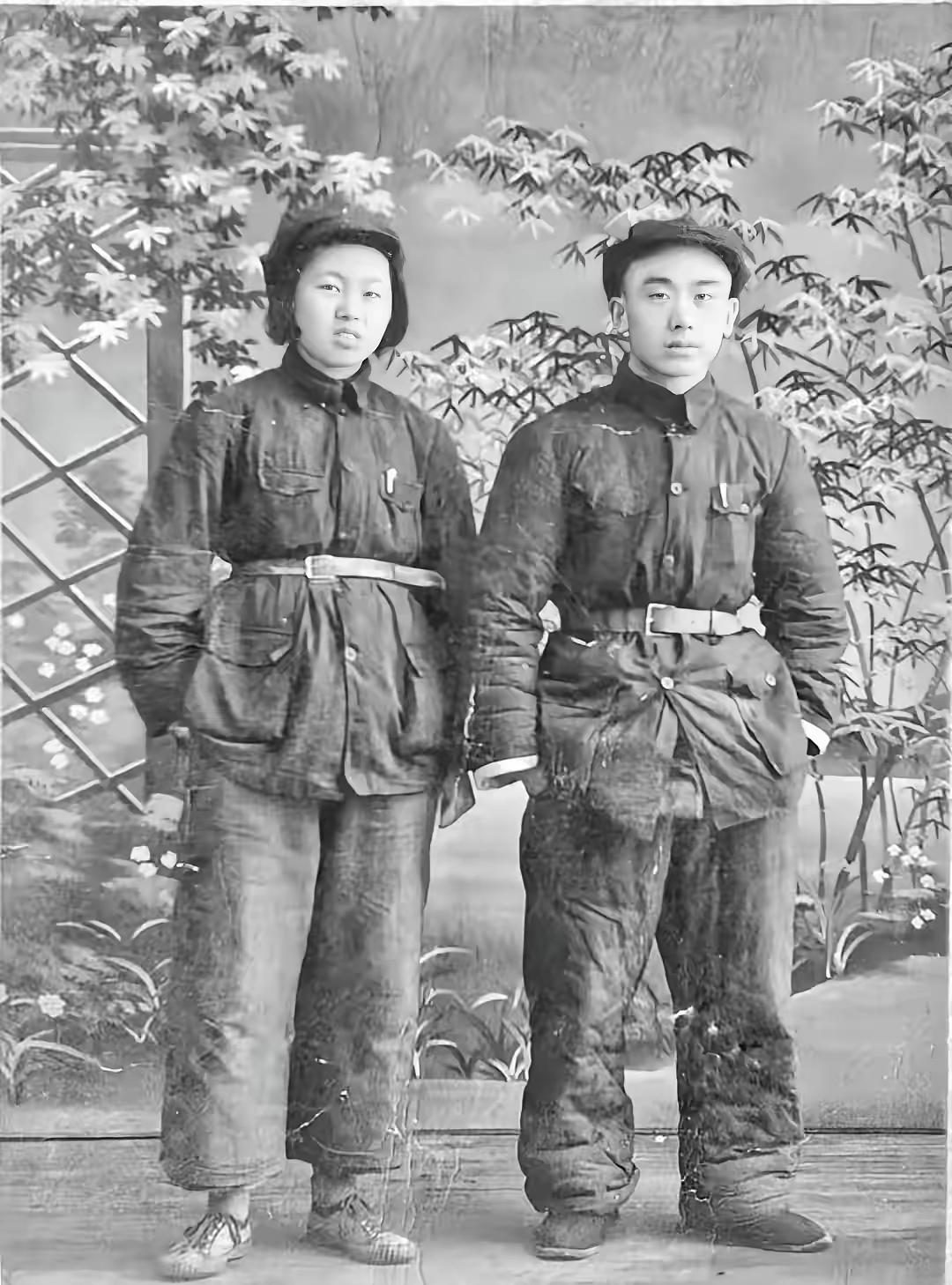 这是一张五十年代初汾阳第一任县长王彩彰和妻子的的合照，以今天的人们看是太寒酸了，