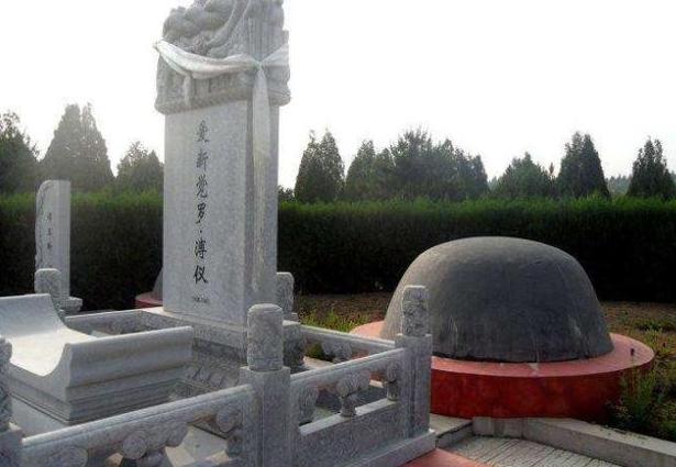 1967年10月17日，溥仪在北京因病去世后，他的家人不知道该以何种规格来安葬溥