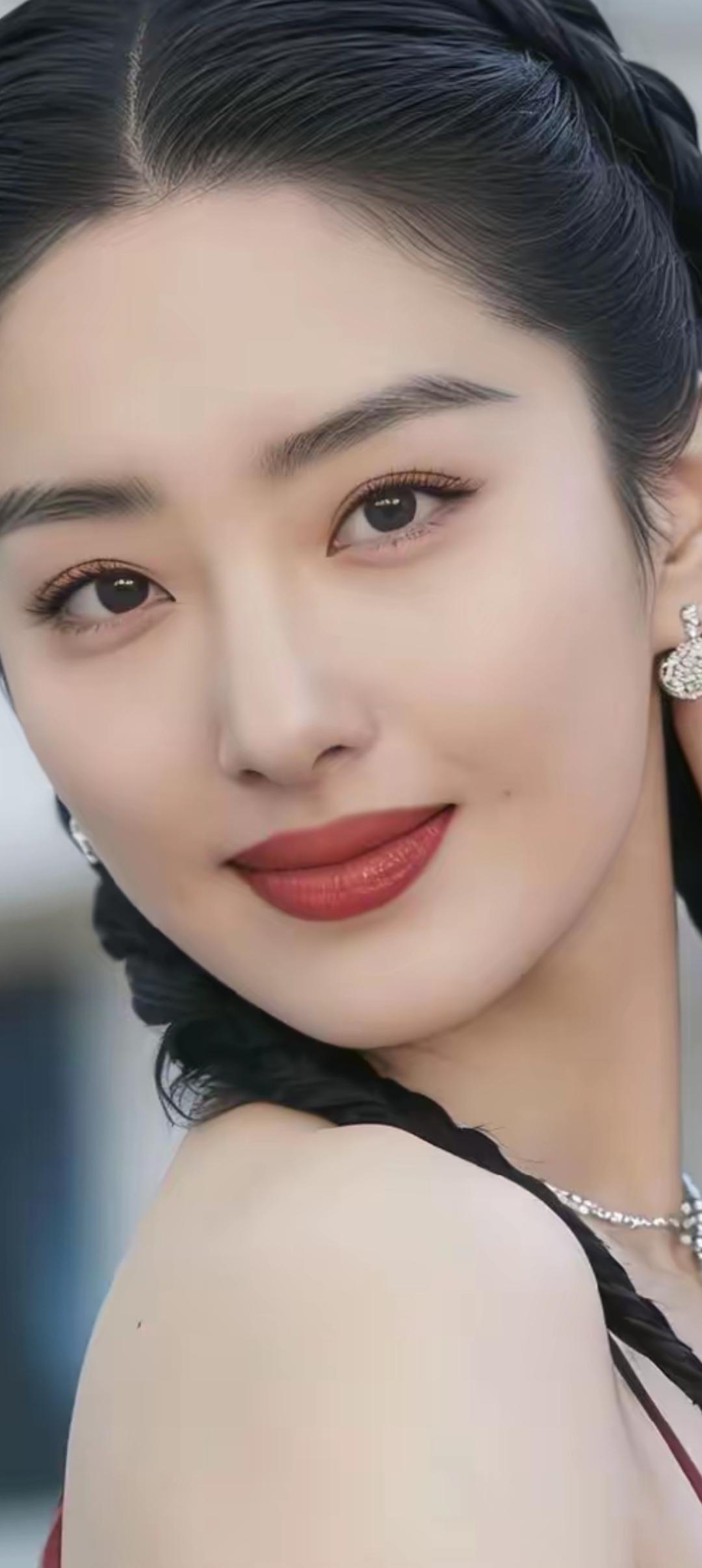 优雅红唇，古典发髻，韵味十足！