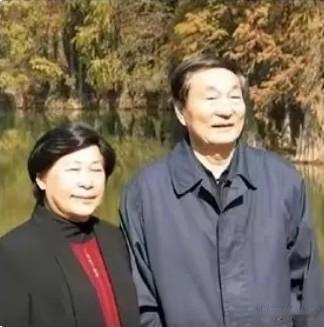老朱离开之后，也带走了劳安奶奶这辈子最珍贵的依靠。已经九十七岁高龄的劳安静静