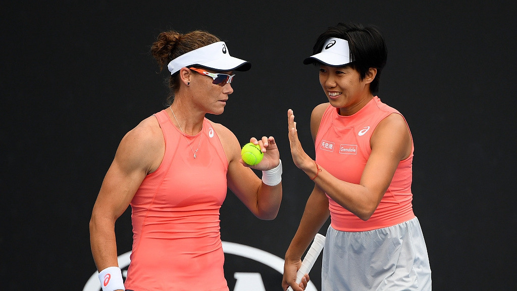 澳网女双1/4决赛，张帅/梅尔滕斯4-6/6-4/6-3逆转穗积绘莉/吴芳娴，