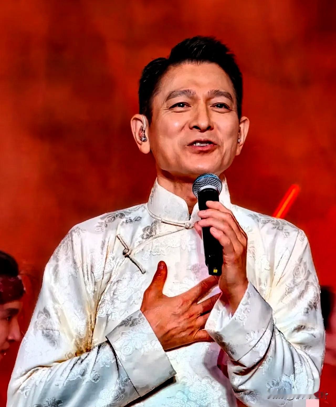 郭富城惊呆了，黎明也惊呆了，谁能想到，64岁的刘德华一压轴登场，直接让整场晚