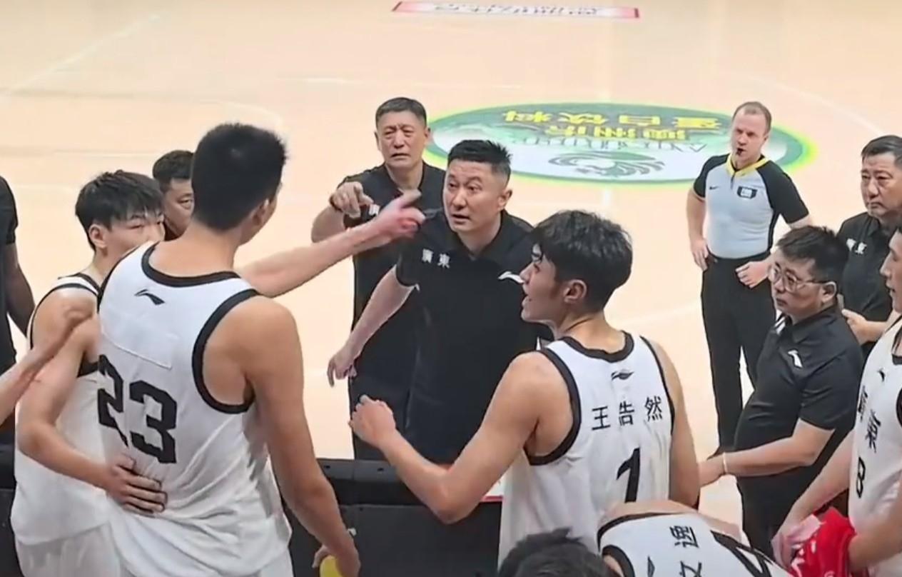 谁是外行人？谁是内行人？郭士强用一场国家队热身赛，告诉了杜锋。中国男篮第一场