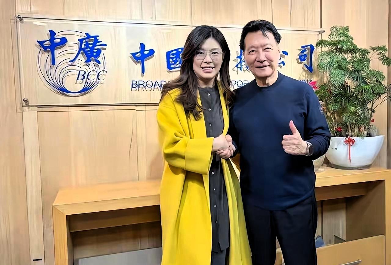 郑丽文赵少康握手言和：这一握，握碎内斗执念，握紧蓝营未来！（接续爆款开头，