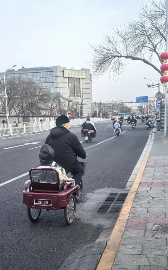 北京街头，蹬三轮的大爷自北京市取消电动三四轮以后，街头上就出现了多年不见的人力