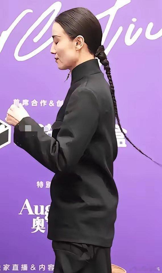 金钱鼠尾，提笼架鸟。近日演员宋佳在展台上的穿戴争议很大，这种造型在电影电视中出现