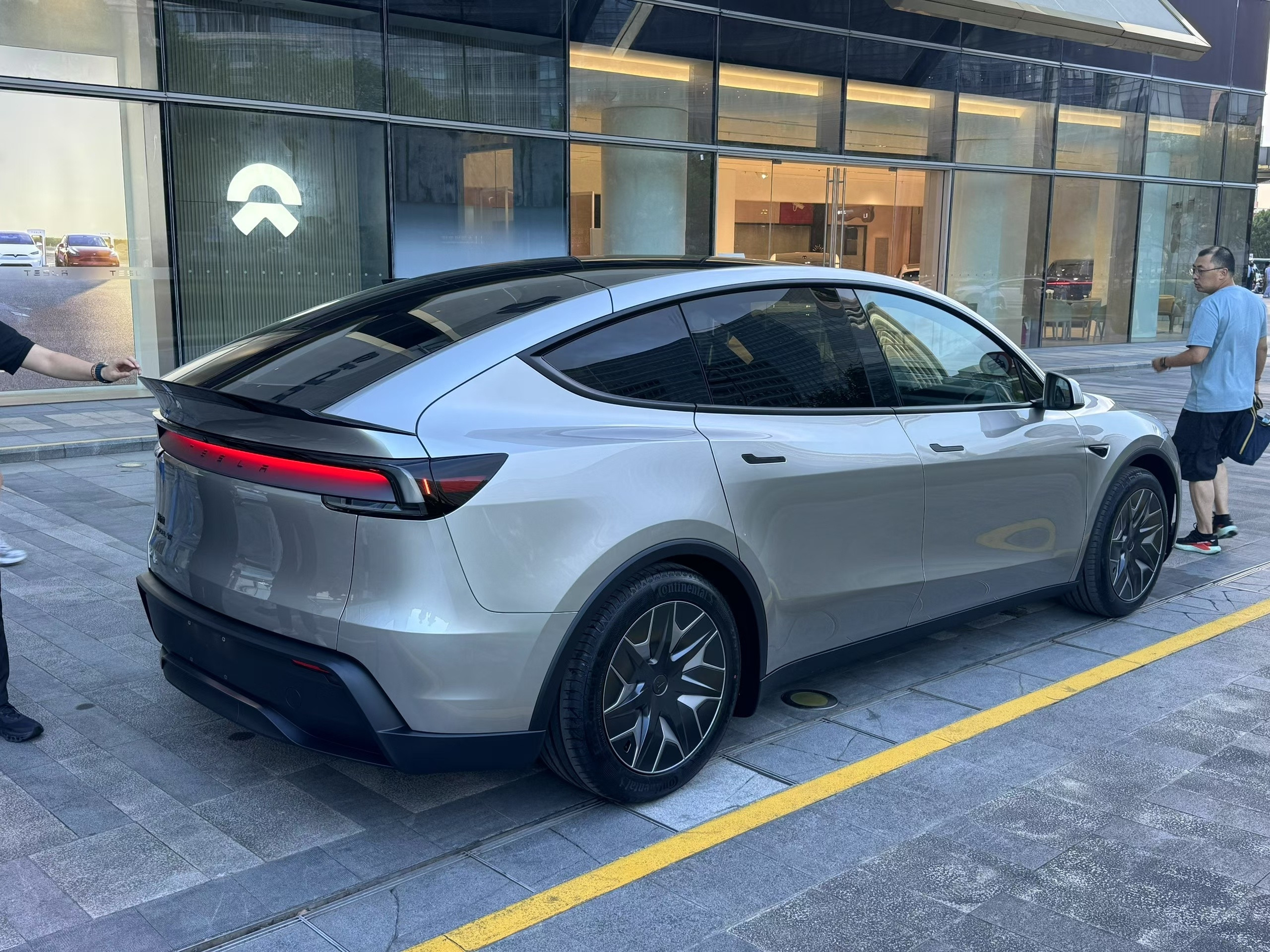 特斯拉modelyl这个角度看着还行？​​​