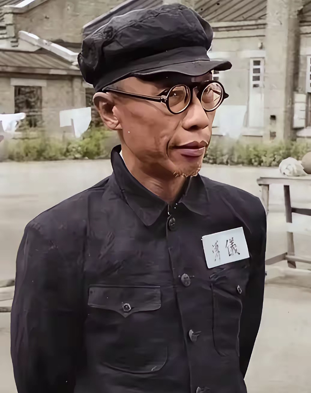 溥仪的政治能力平庸，但城府极深，善于伪装。​说他政治能力平庸，是因为他居然会被日本人所诱骗，跑到关外