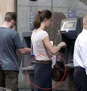 凯特团队又放狠活了！0.5厘米的隐形弧度，直接给时尚圈上了一堂“物理外挂”课。