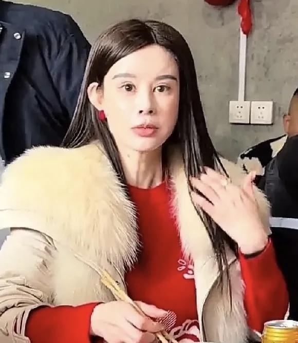 对着镜头，脑袋瞬间空白，手都不知道往哪放。我见过太多新人主播，第一天就死在这上