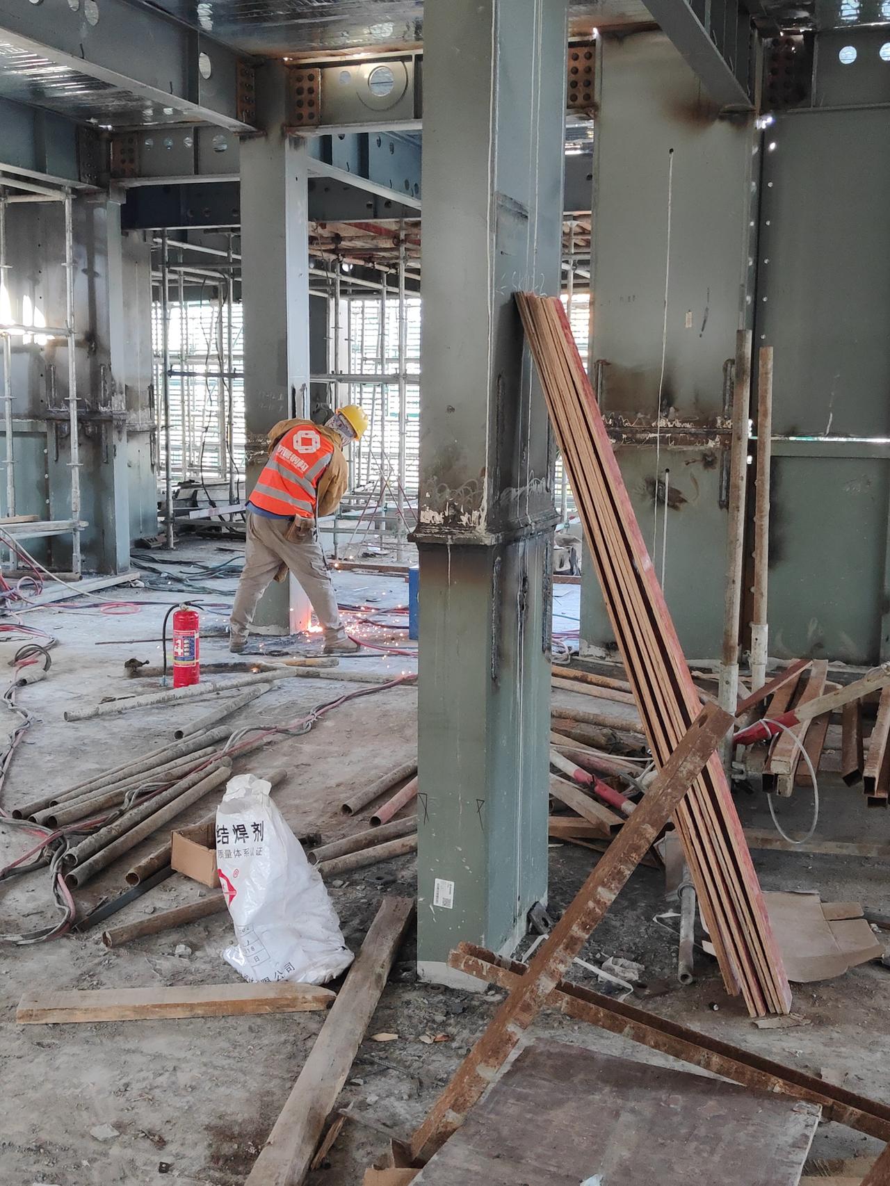 现在工地一天500算是高工资了吧，这个工地焊工师傅550一天，其他工地焊工师