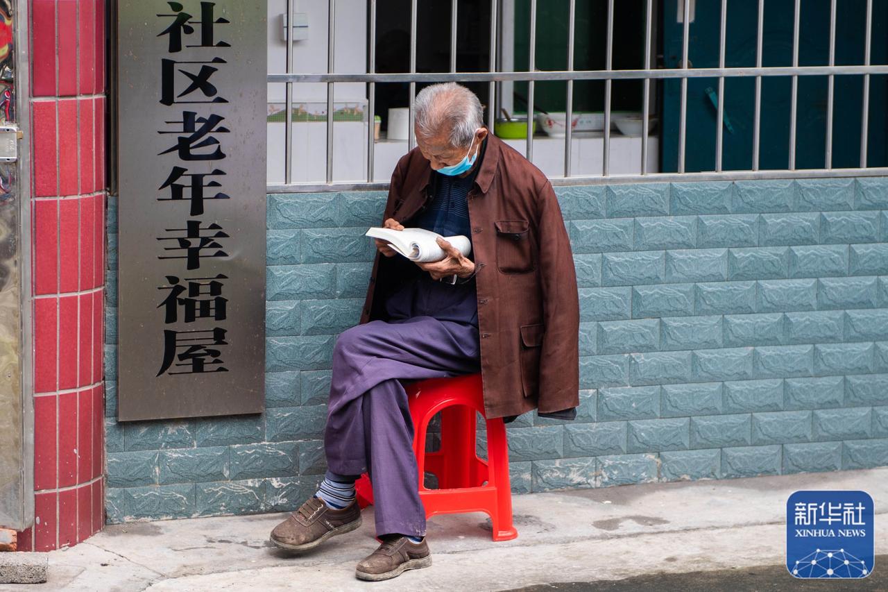 人老了没有退休金，必然败家。因为老年人刚需至少30万，年轻时再省吃俭用也不行。