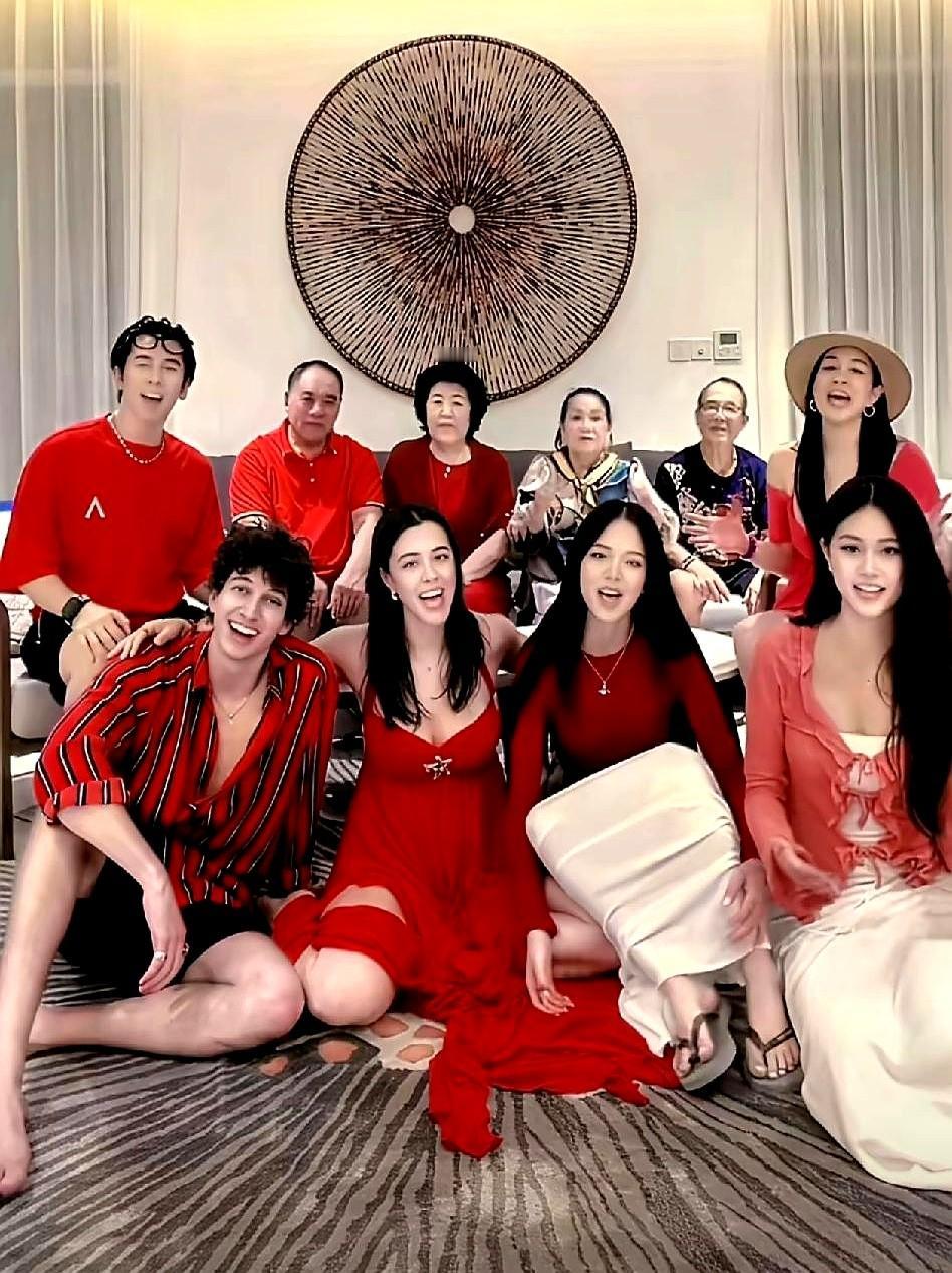 本以为是“最强星二代”出道预告，没想到竟是人家玩票的终点。钟丽缇的大女儿张敏