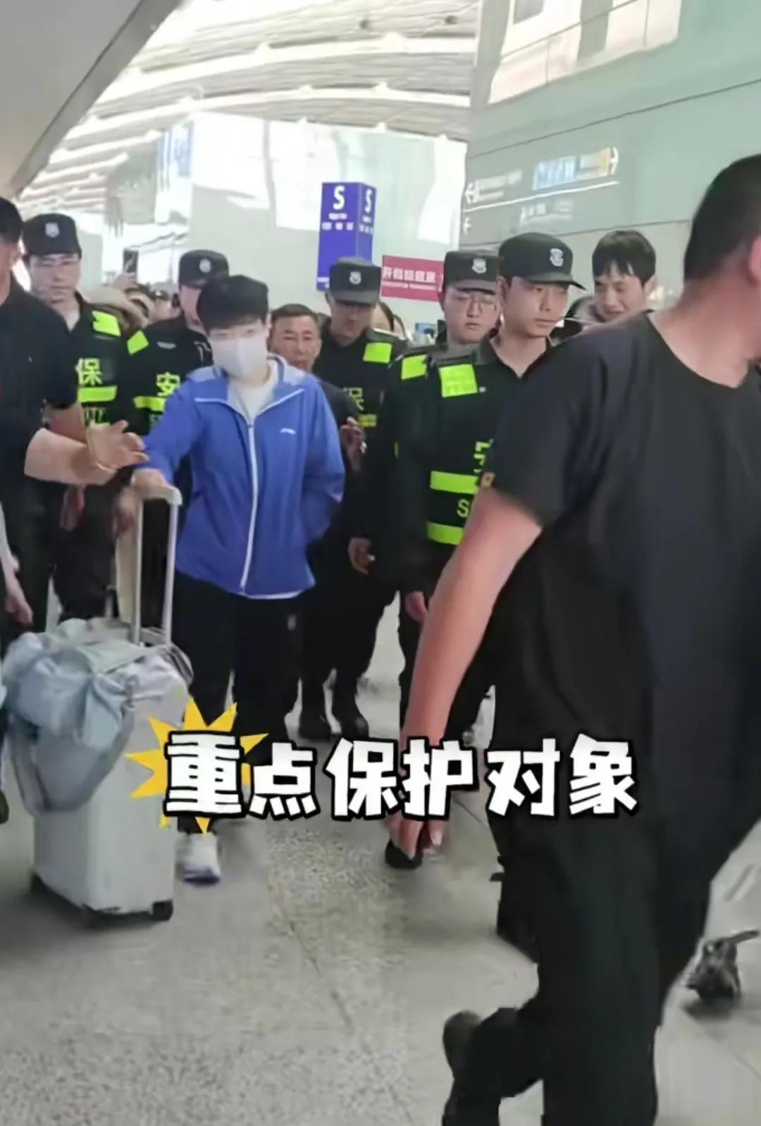 莎莎在机场被重点保护，看看其他国乒运动员的情况。林高远酷酷的拉着行李箱走着，身