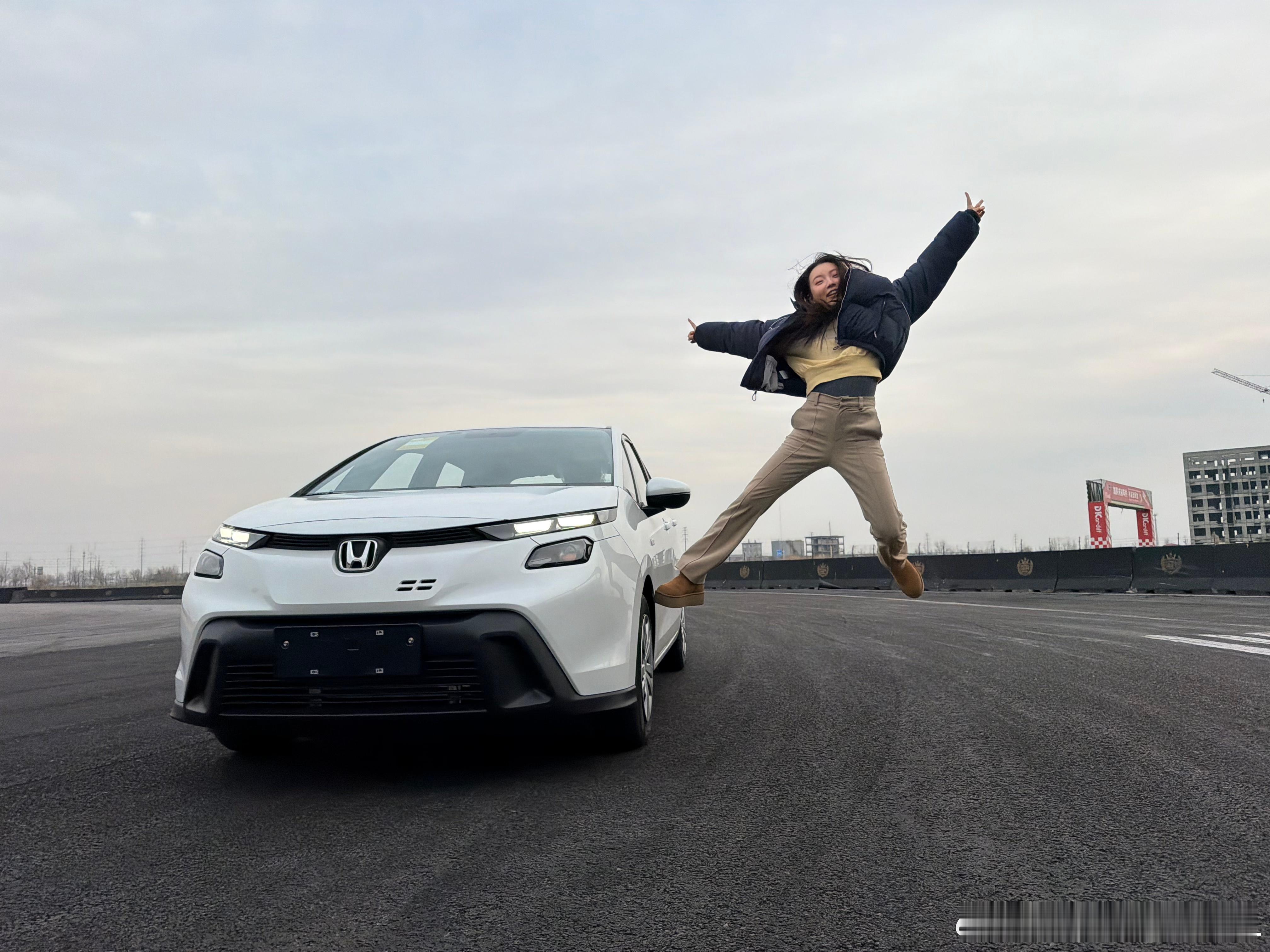 纯属好奇买了台新飞度让我看看6万多的车咋样飞飞和飞度合影当然要飞起来的嘛哈哈