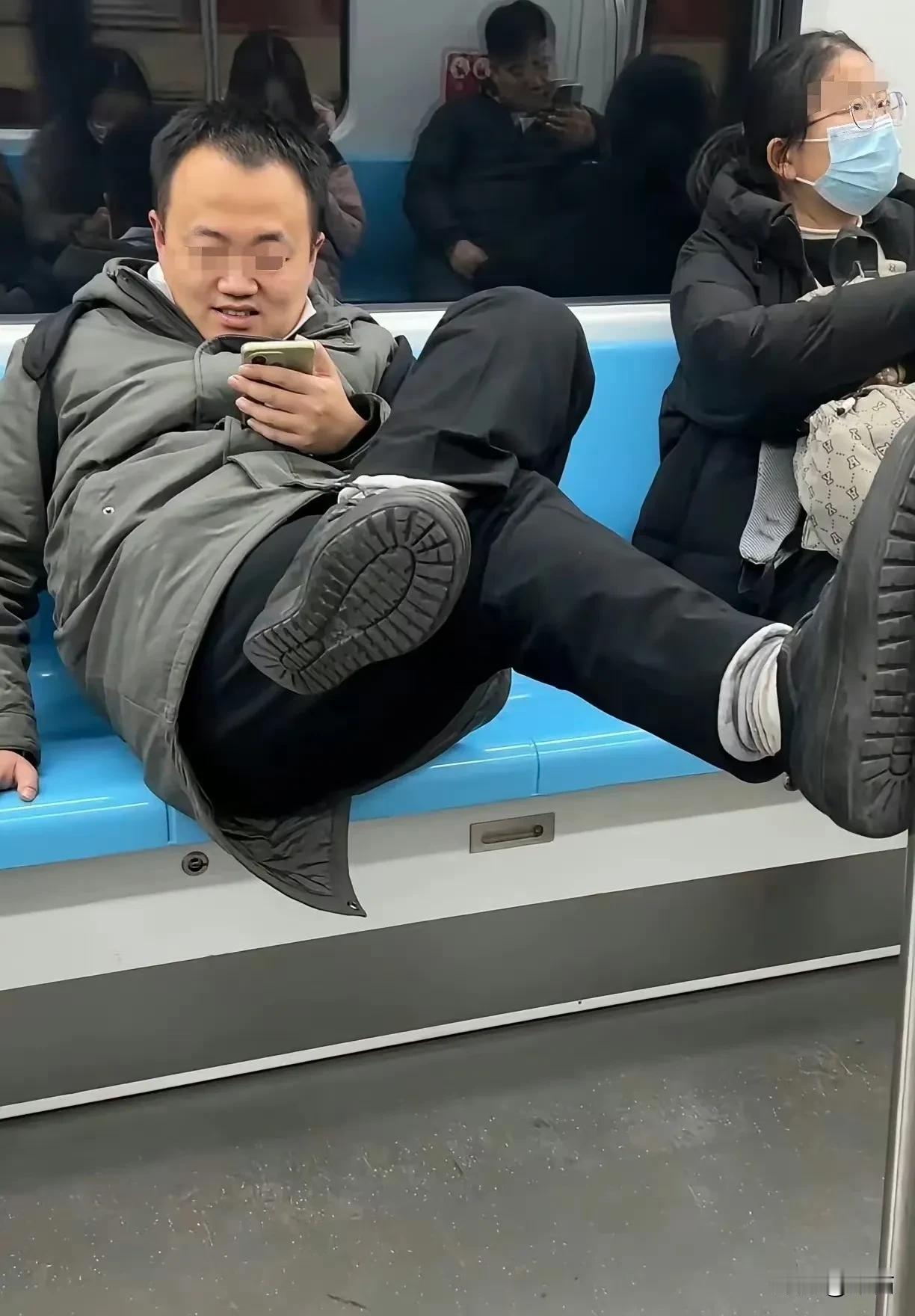 这就是男人，他八成是在看美女。