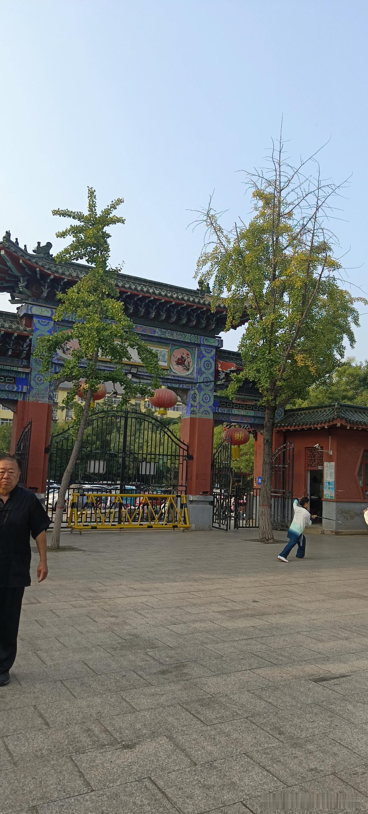 我居住的地方是一个非常小的小县城，山东济宁邹城。这个小县城的各个方面，不管是人