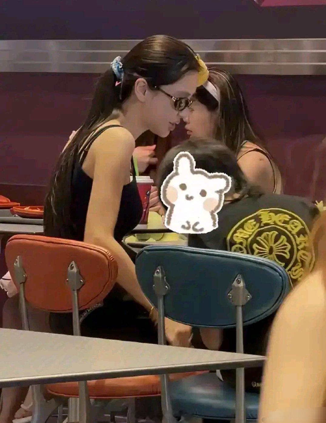 Baby带小海绵低调逛迪士尼！吃汉堡扎马尾，网友赞叹：这才是真·好妈妈日常