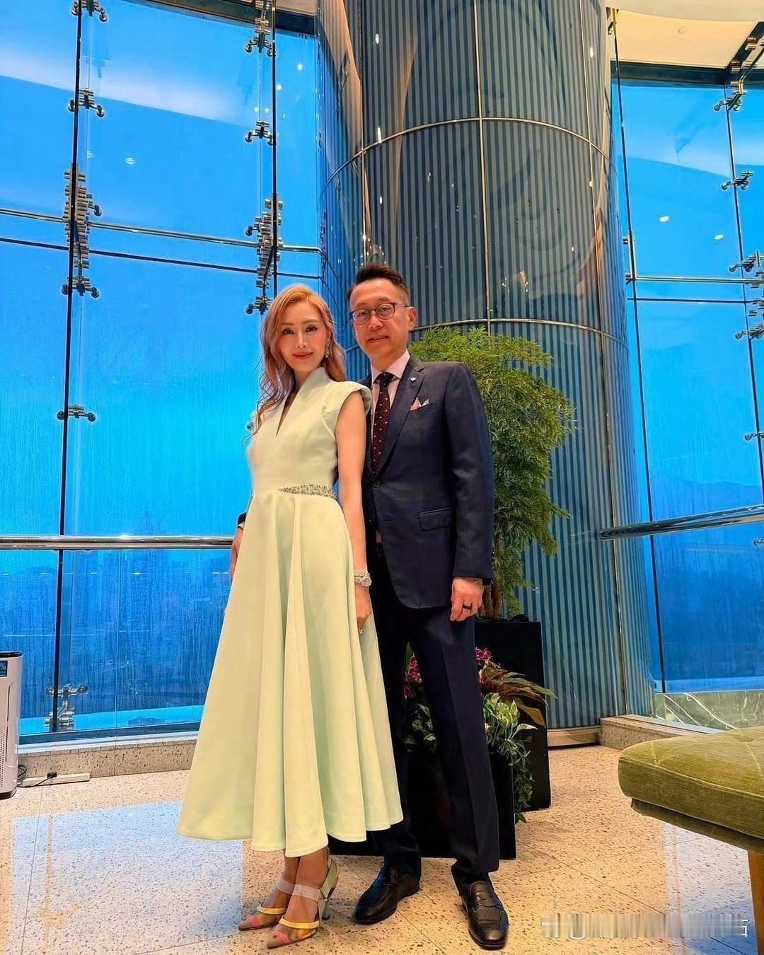李嘉欣端午节晒干老公的恩爱照，曾经的大美女现在55岁了，拍照也要挑角度了，美颜开的好大都失真了。​