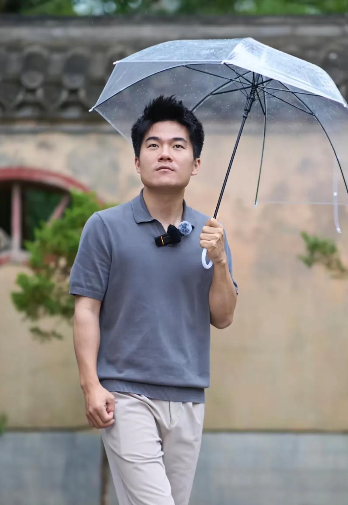 “选择即命运”，潇潇从未想过因为董宇辉，这句话会应验在自己身上，更没想过，还会一