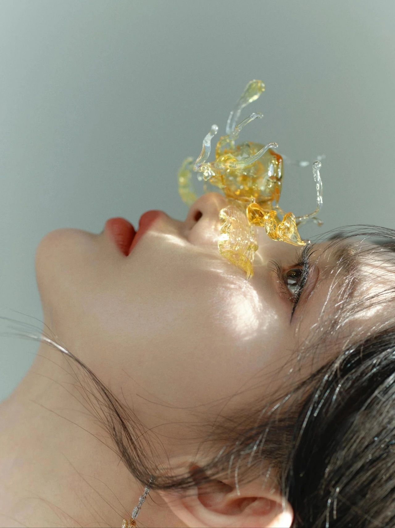 孟子义黄色连衣裙配玫瑰！温柔似水氛围感拉满