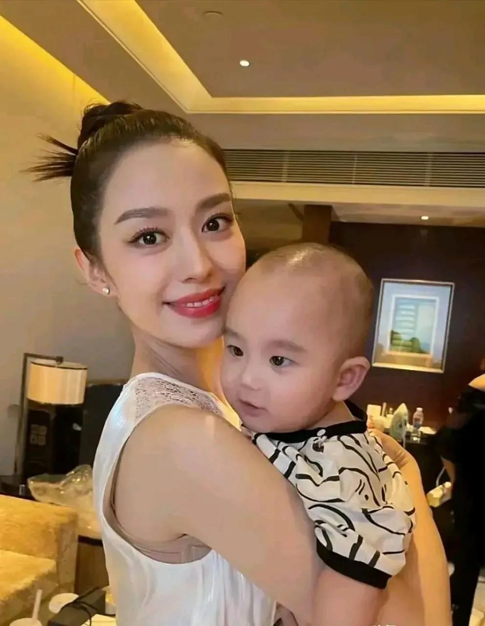 郎朗和吉娜的儿子如今已经5岁，这个充满艺术氛围的家里最近又迎来了一位小小听众，满