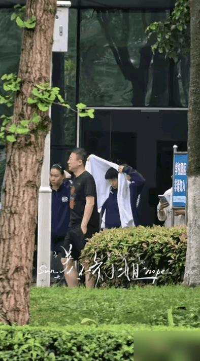 孙颖莎把大毛巾死死焊在头上，全网都在狂欢她的“反差萌”。我告诉你，扯淡。这根