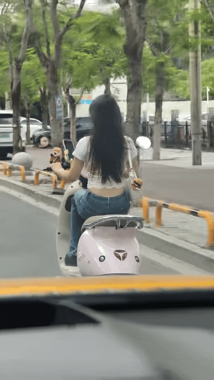 骑小电驴的小姐姐好会穿呀！